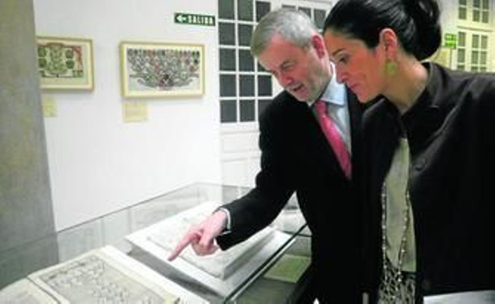 Manuel Ravina muestra algunos de estos documentos a Cristina Saucedo.