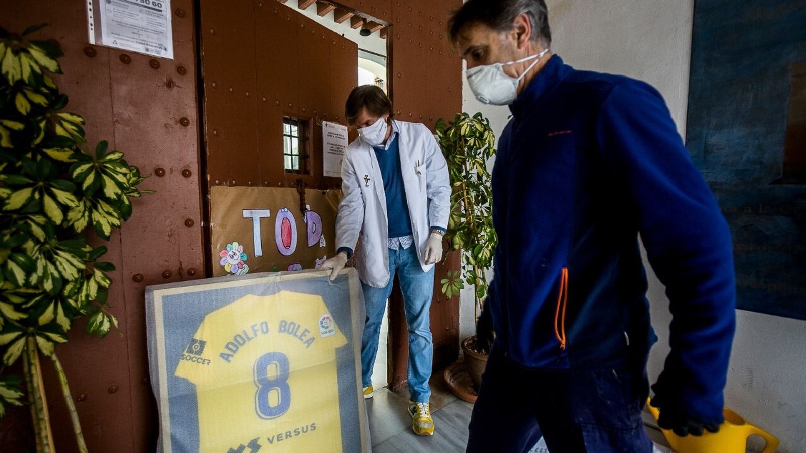 Momento en el que reciben en Fragela la camiseta del Cádiz de Adolfo Bolea