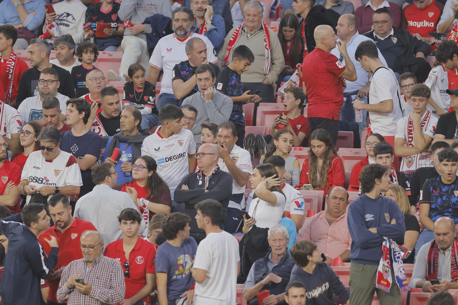 Búscate en las fotos del Sevilla-Betis
