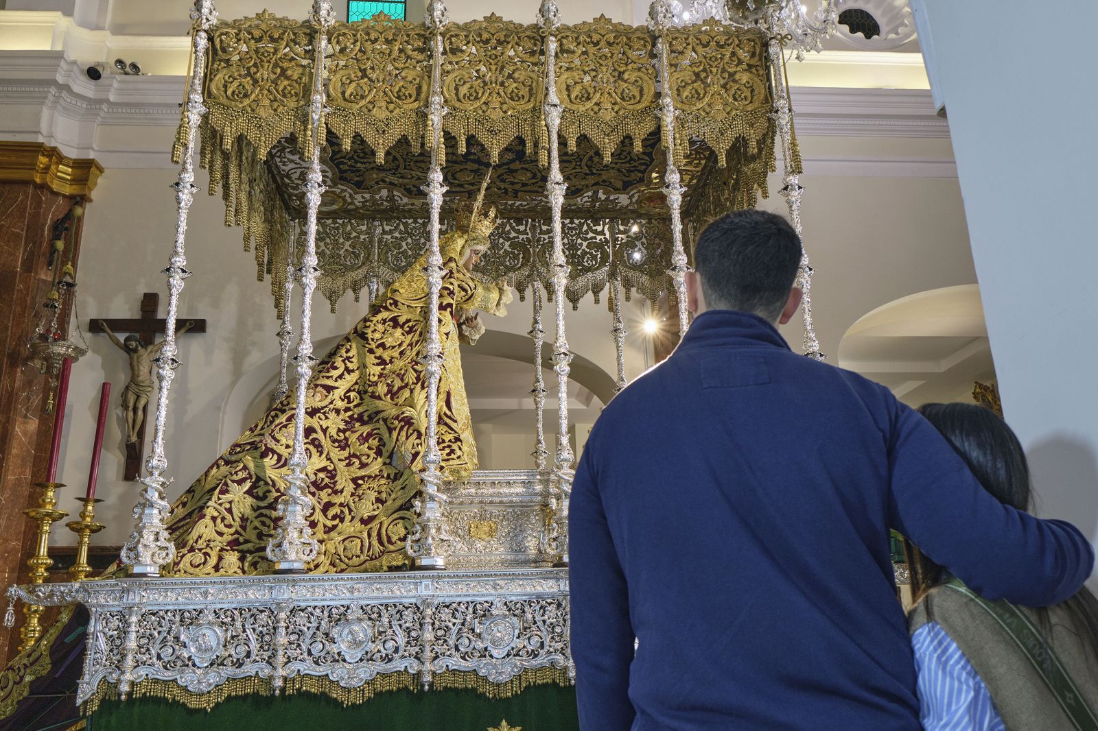 La Esperanza de Triana amanece subida en su palio, con el manto morado a estrenar en la Madrugá