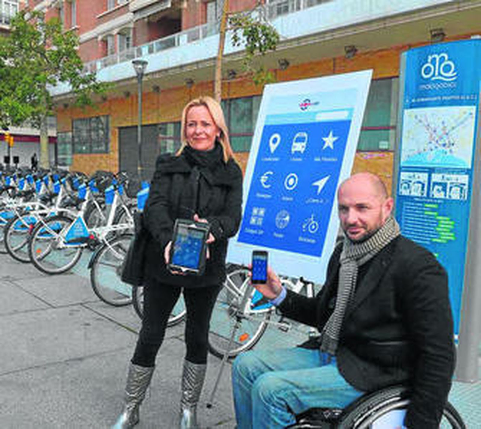 María Victoria Romero y Raúl López, ayer, en la presentación de los datos.