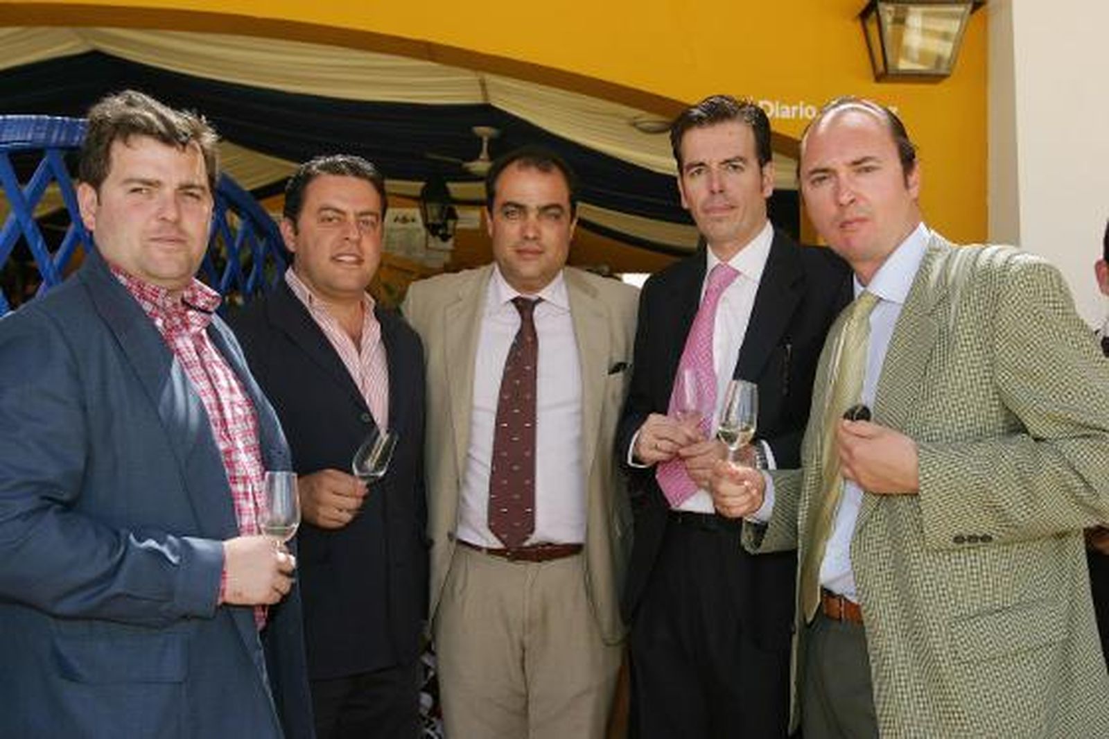 De izquierda a derecha, Luis Osborne, Juan Alfonso Romero, David Fernández, Luis de Diego, magistrado de Cádiz y Manuel Arévalo, a las puertas de la caseta del Diario.

Foto: Vanesa Lobo