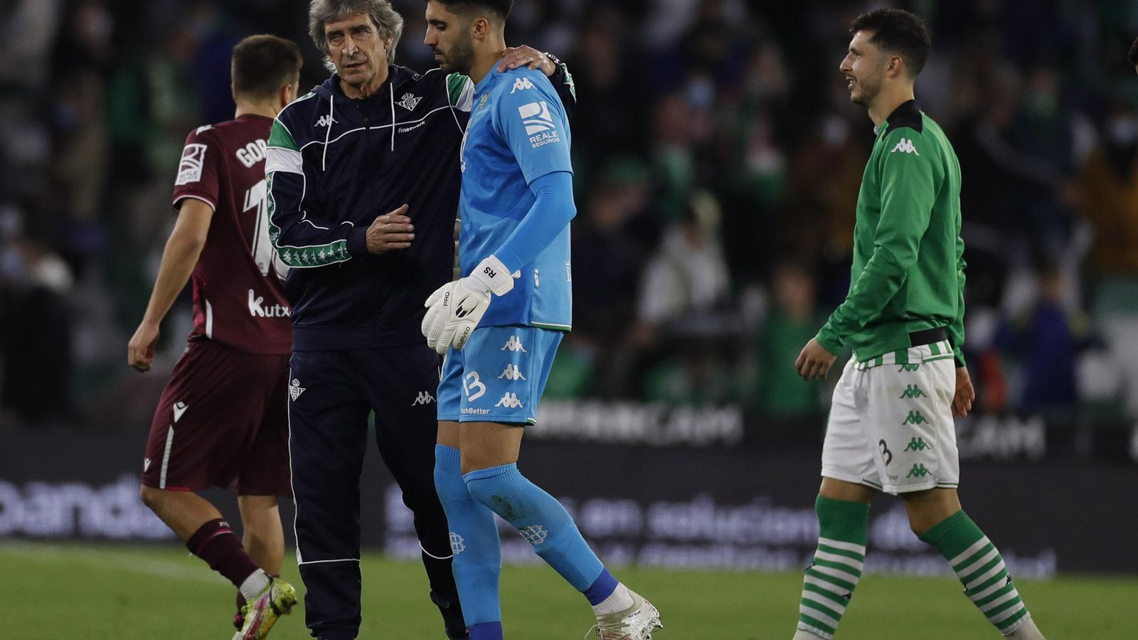 Pellegrini felicita a Rui Silva al término de un partido.