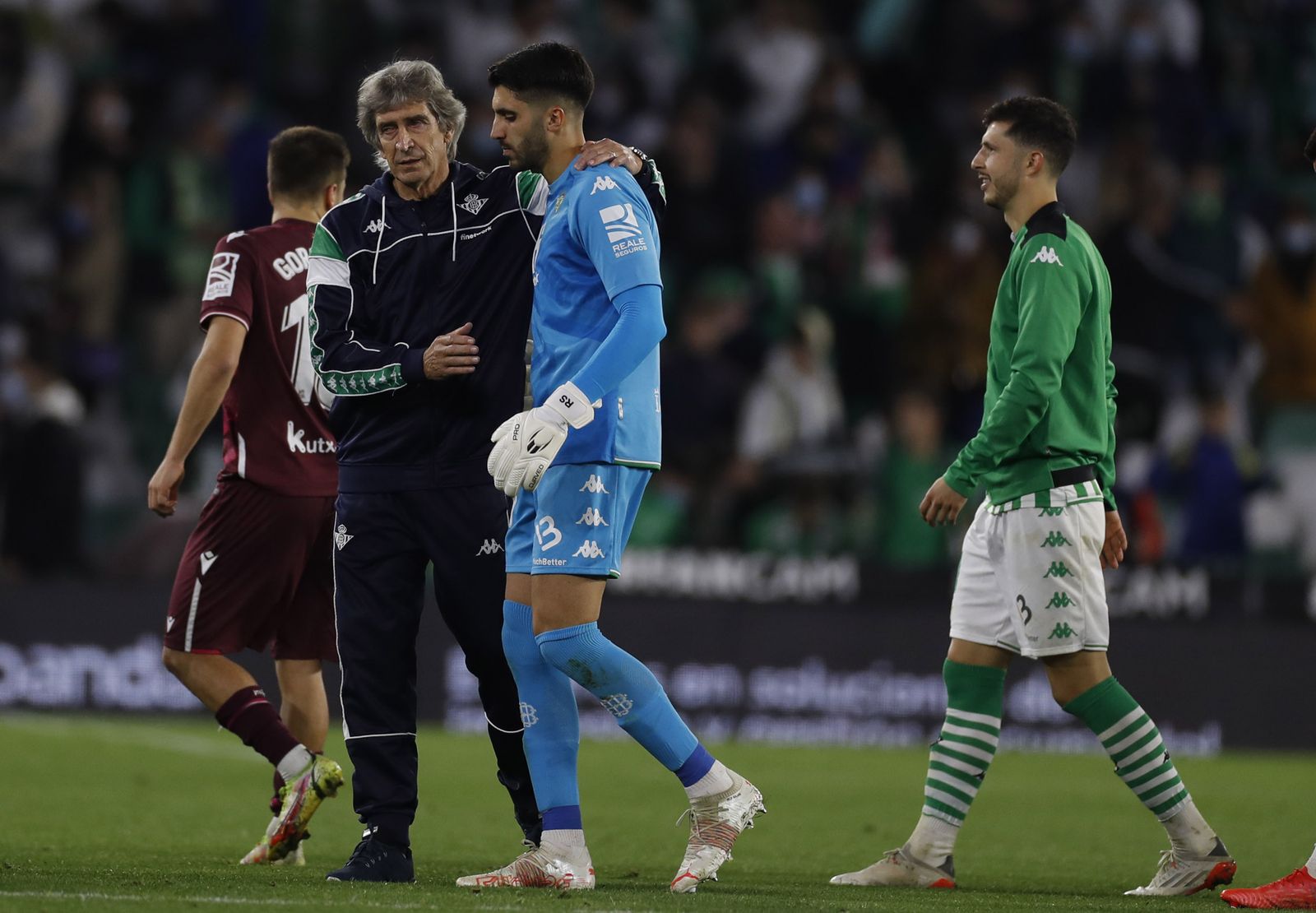 Pellegrini felicita a Rui Silva al término del partido ante la Real Sociedad.