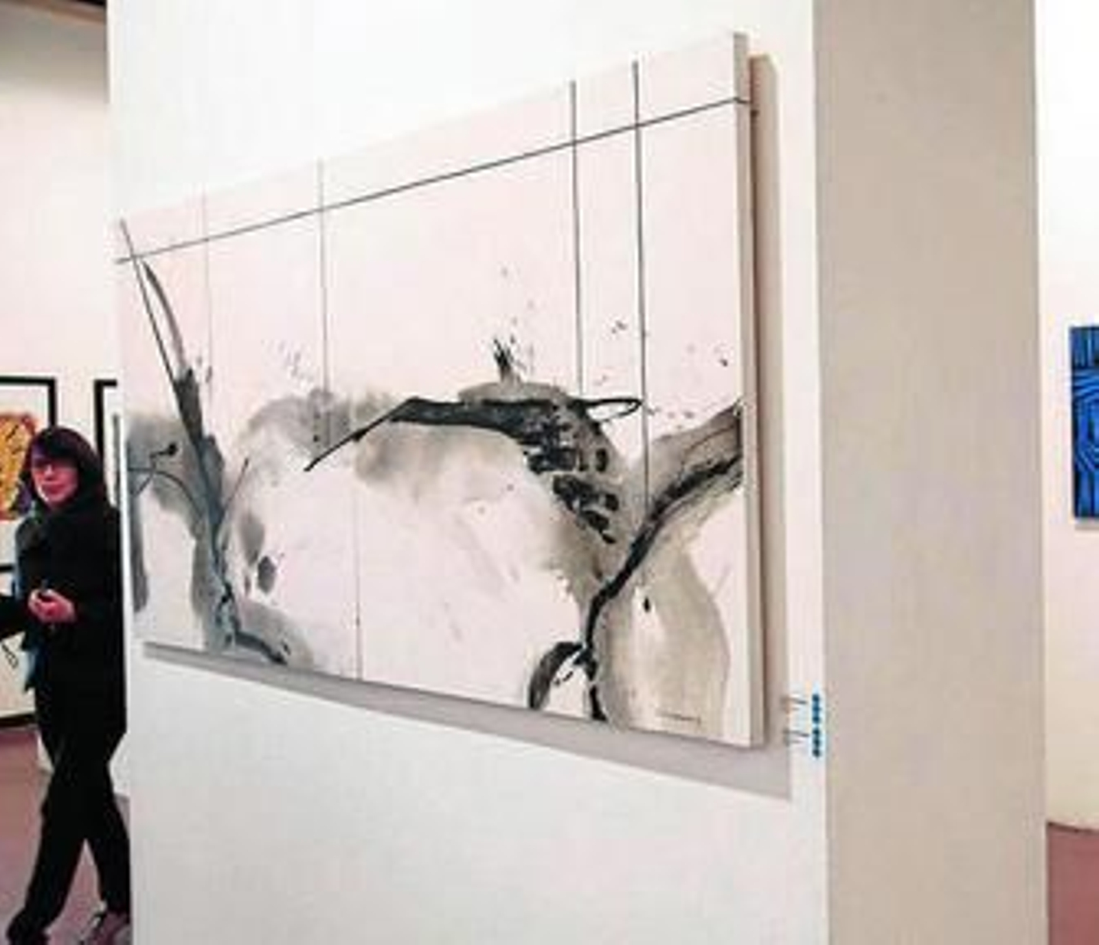 1 y 2. La  muestra reúne las obras de 22 artistas andaluces profesionales, que se unen a los trabajos más emergentes de diez  jóvenes artistas, estudiantes de último curso de la Facultad de de Bellas Artes, de la Universidad de Granada. 3 y 4. La  inauguración contó con la presencia de un nutrido grupo de artistas, de alumnos y de vistantes. Estará abierta hasta el próximo 28 de febrero. fotos: maría de la cruz.