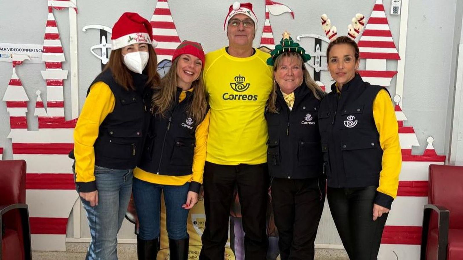 Trabajadoras de Correos recogen las cartas de los Reyes Magos de los usuarios de Aspace Granada