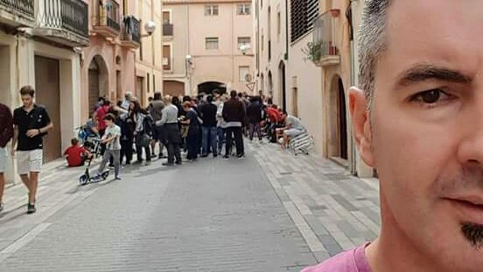 El joven sanluqueño Sergio Sánchez tras votar en Vila-seca (Tarragona).