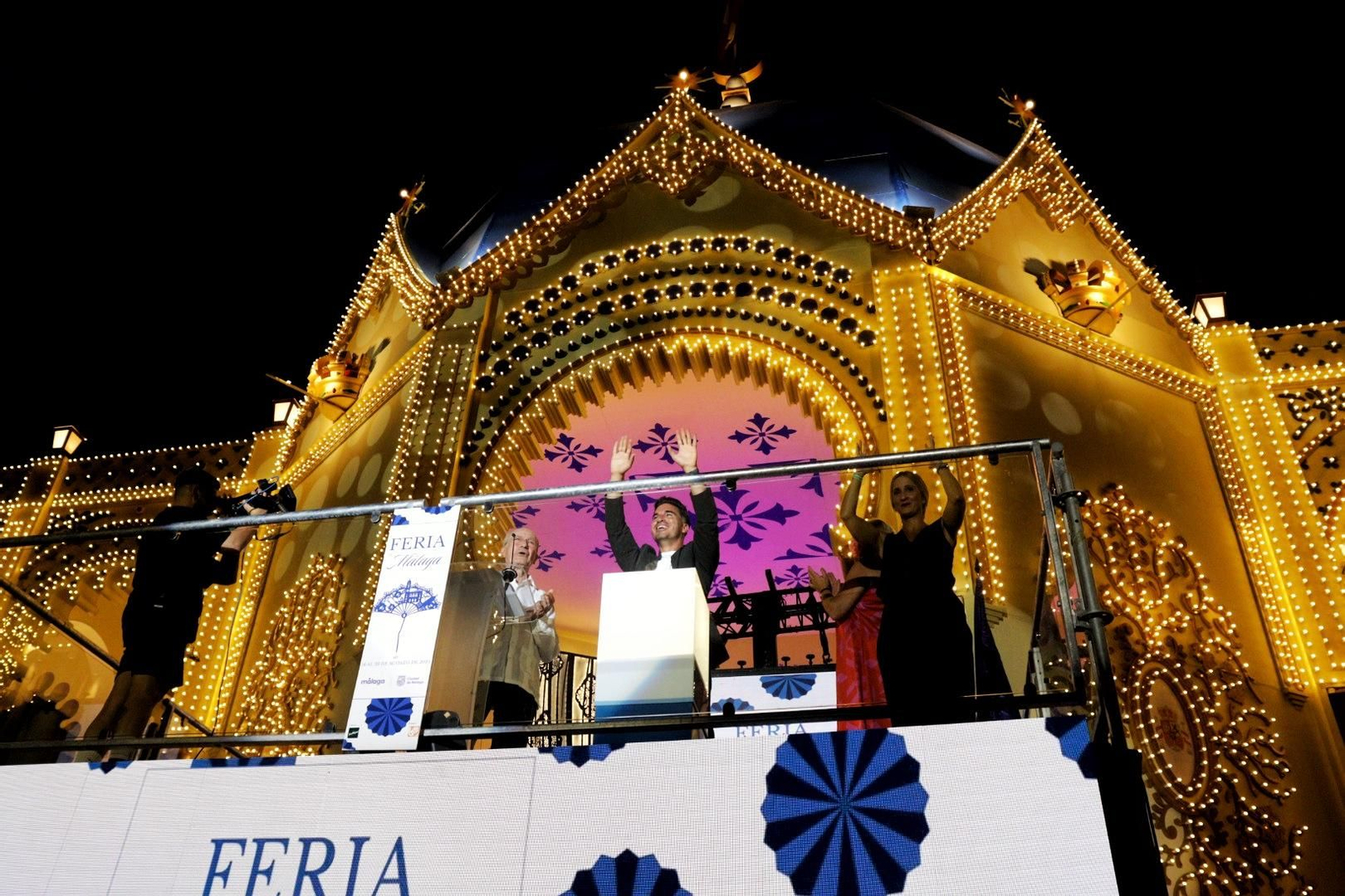 Javier Castillo, el pregonero de la Feria 2025, enciende las luces de la portada.