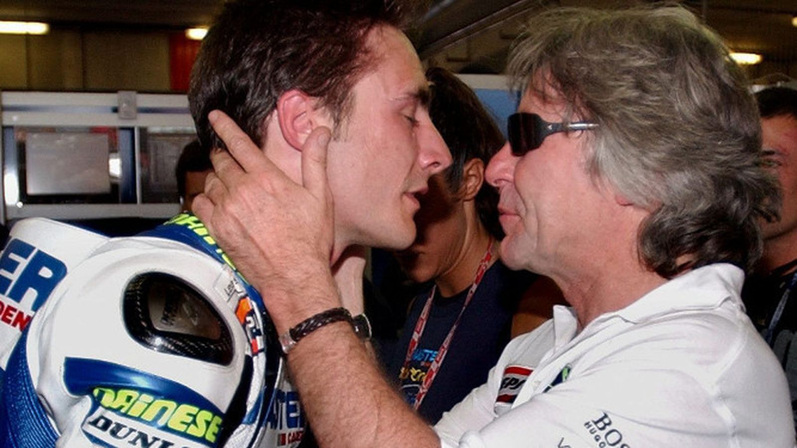 Ángel Nieto abraza a su hijo Pablo en un gran premio del Mundial de 2003.