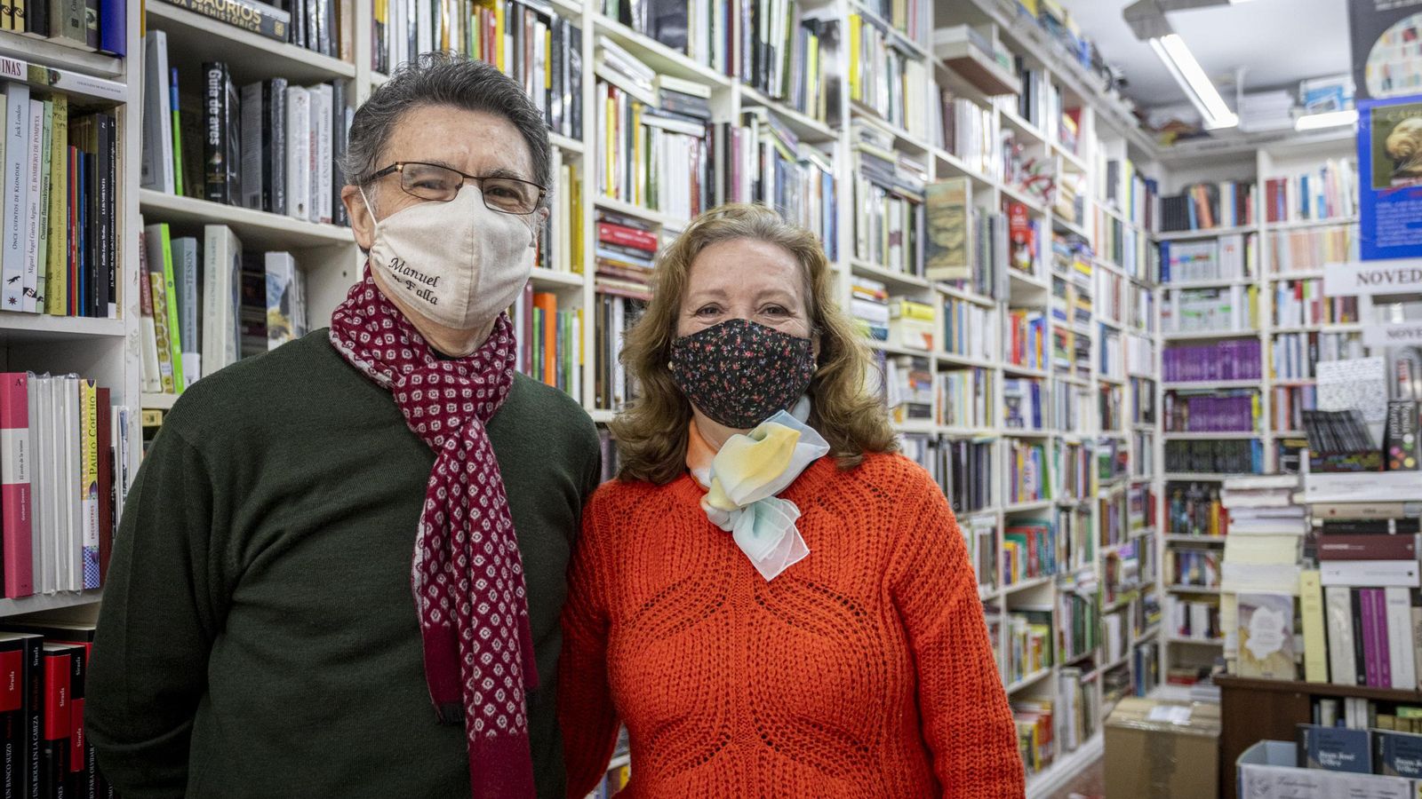 Juan Manuel Fernández y su esposa Mari, inseparable también en la librería. Juan Manuel Fernández y su esposa Mari, inseparable también en la librería.