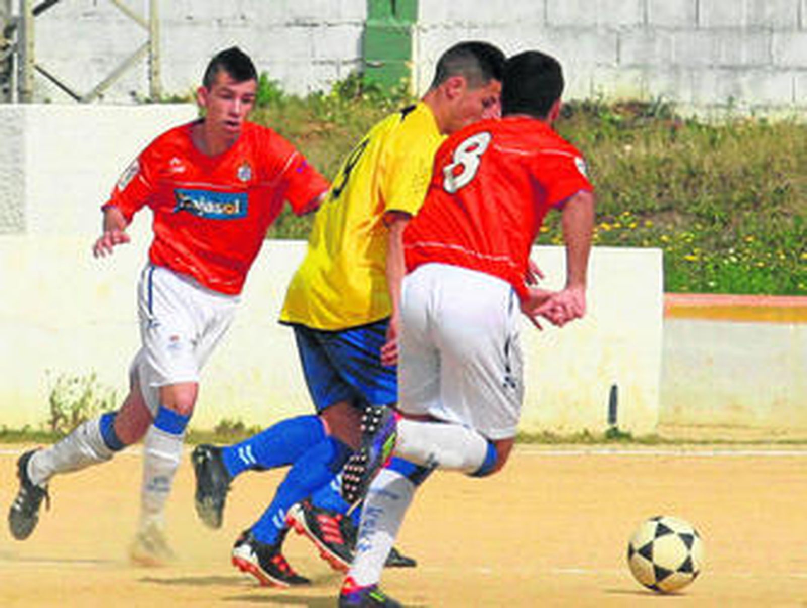 El zabalista Labra se marcha de dos contrarios ayer en el Virgen del Carmen.