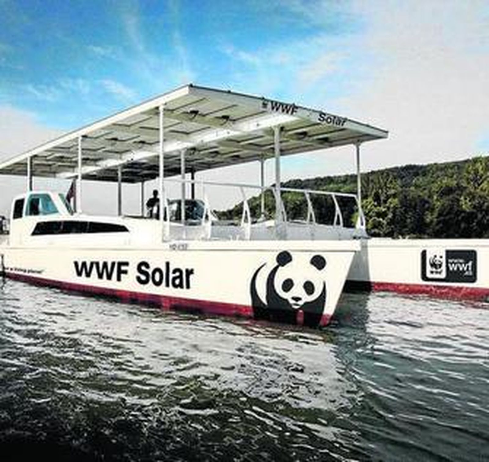 El barco WWF Solar, realizando una de sus campañas ecológicas.