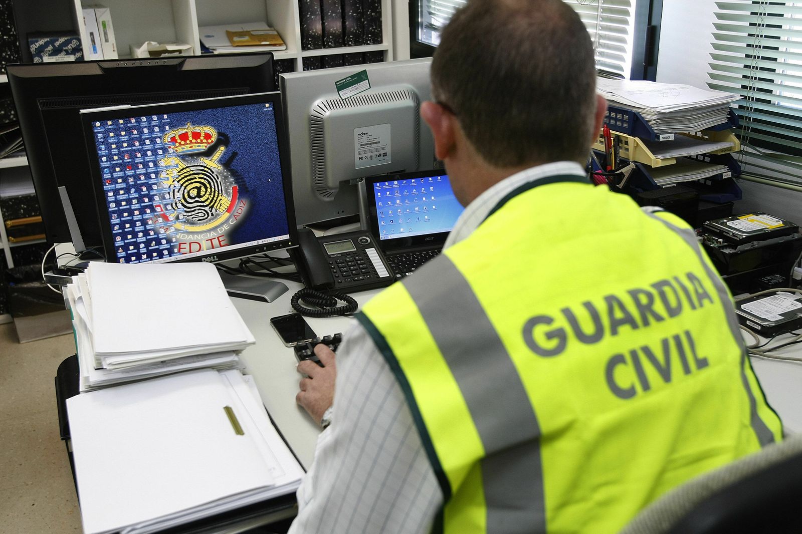 Un guardia civil investiga un delito de extorsión por internet