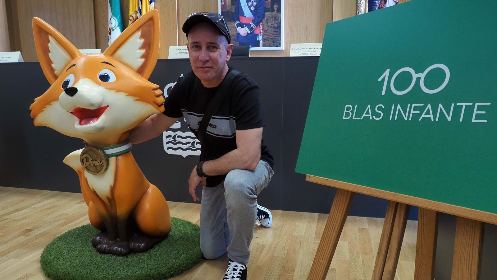 El autor de la mascota Dimas, Curro Tobarra, junto a su obra