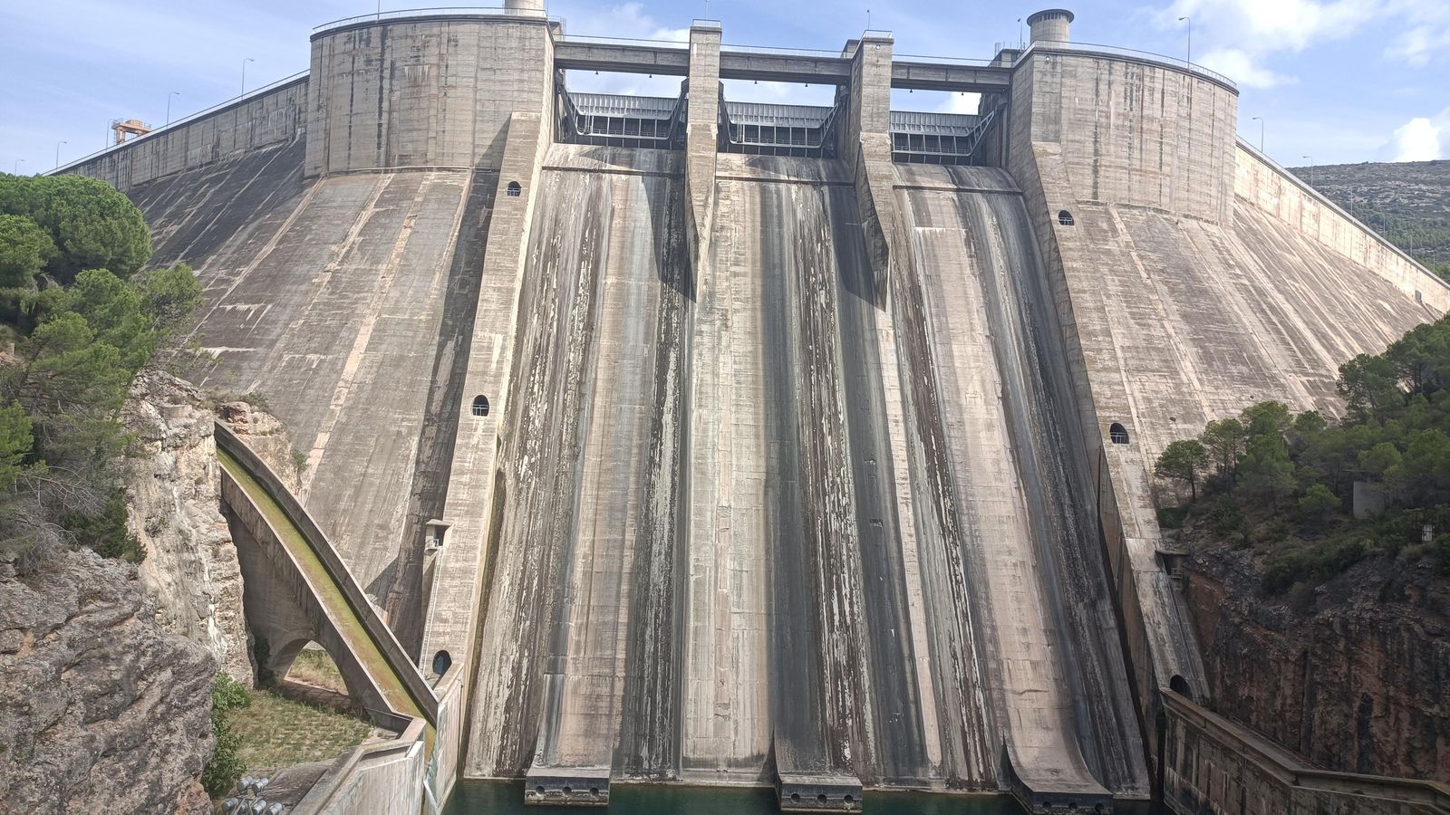 La impresionante pared del embalse.