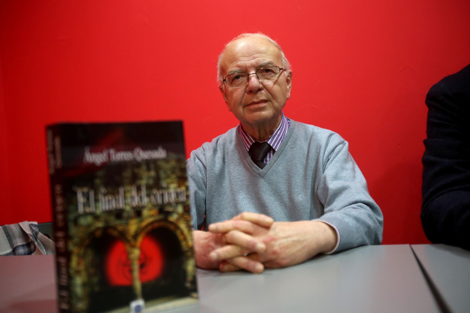 Torres Quesada, junto a uno de sus últimos títulos.