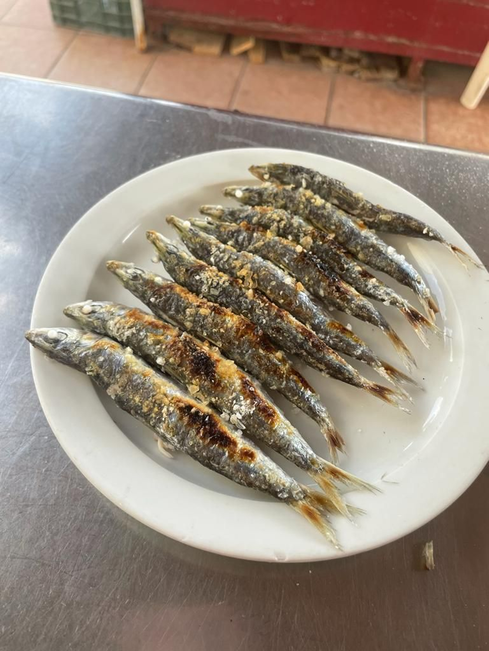 Espeto de sardinas en el plato Espeto de sardinas en el plato