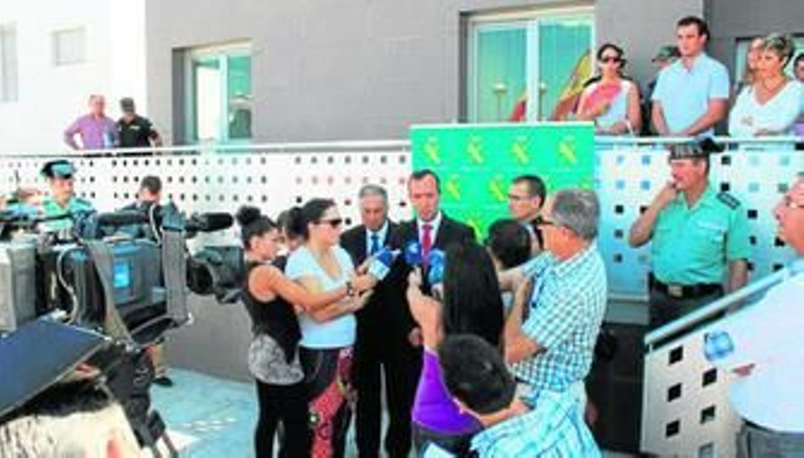 El secretario de Estado para la Seguridad, atendiendo a la prensa ayer en Bollullos.