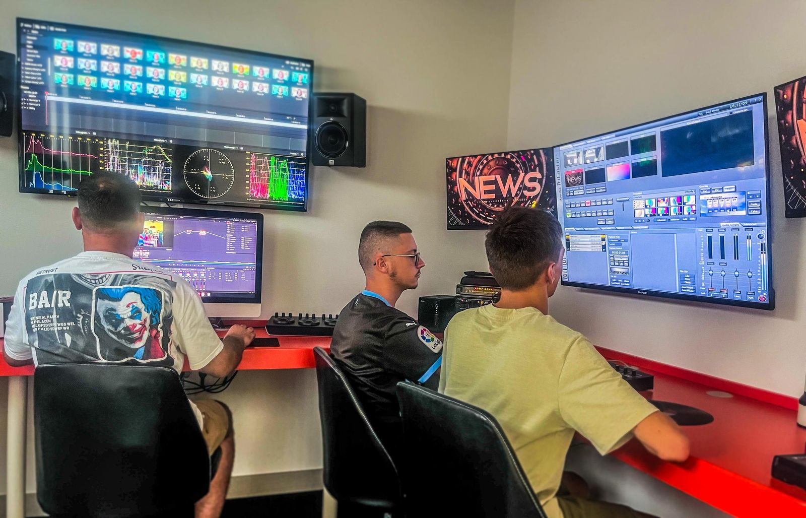 Alumnos en la sala de etalonaje y realización.