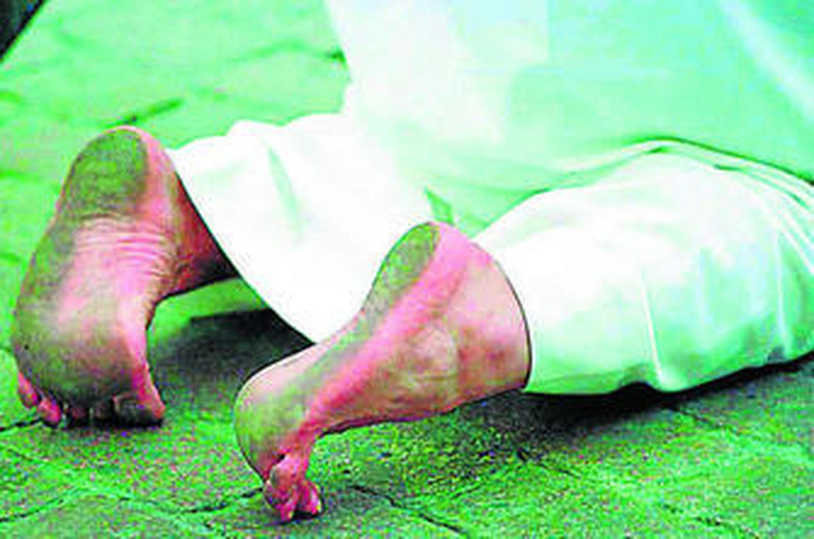 Los pies descalzos de un nazareno penitente, una imagen habitual de Semana Santa.