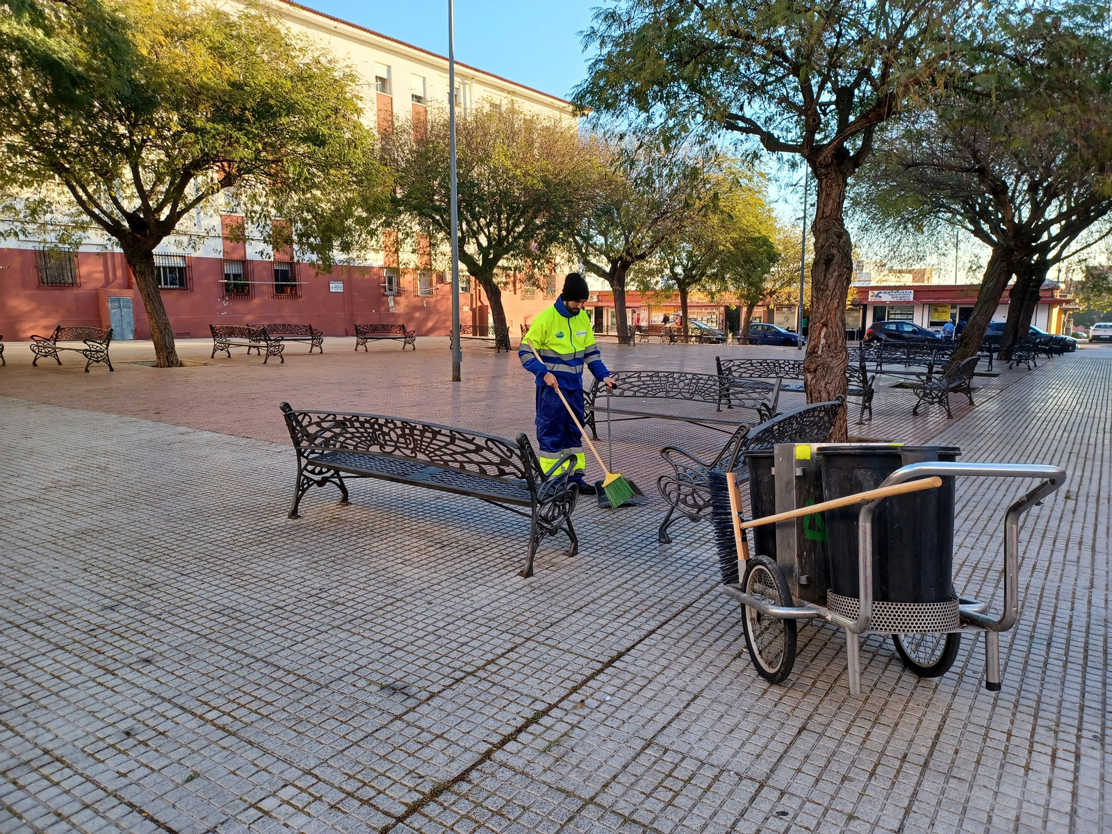 Un trabajador de la empresa adjudicataria de limpieza, en Fuente Amarga.