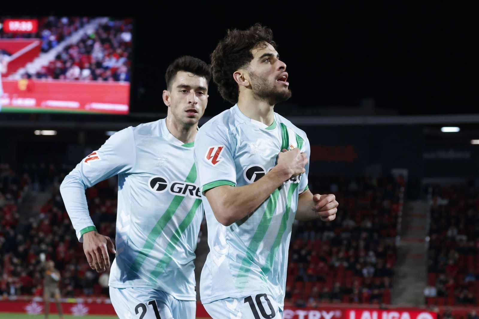 Abde celebra su gol ante Marc Roca.