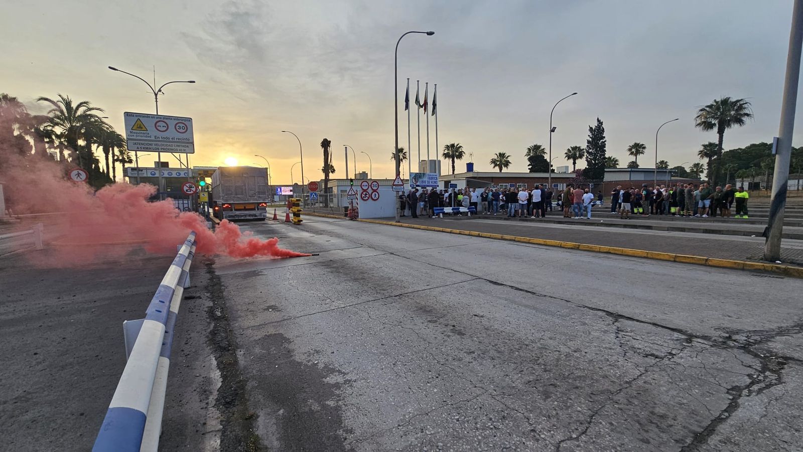 Concentración a las puertas de la planta de Acerinox en Los Barrios, en el primer día de huelga