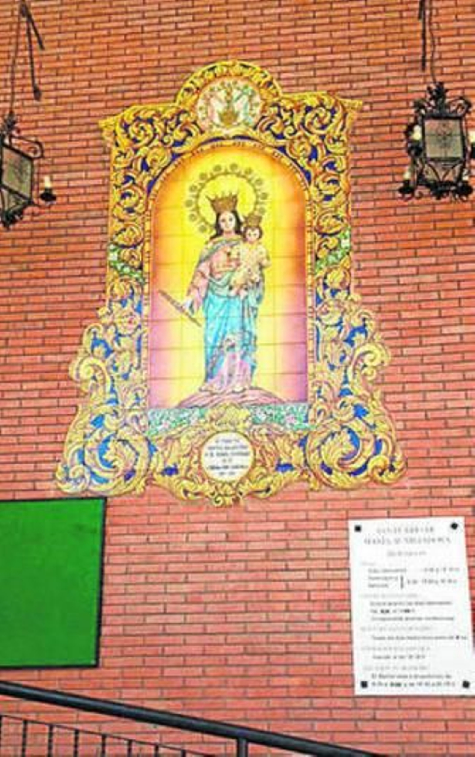 Puerta de la iglesia de Salesianos.