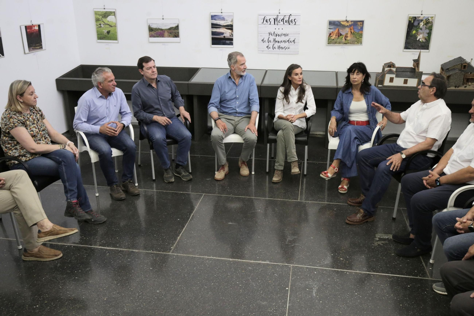 Las fotos de la visita de los Reyes a las zonas afectadas por los incendios en Sanabria y Las Médulas