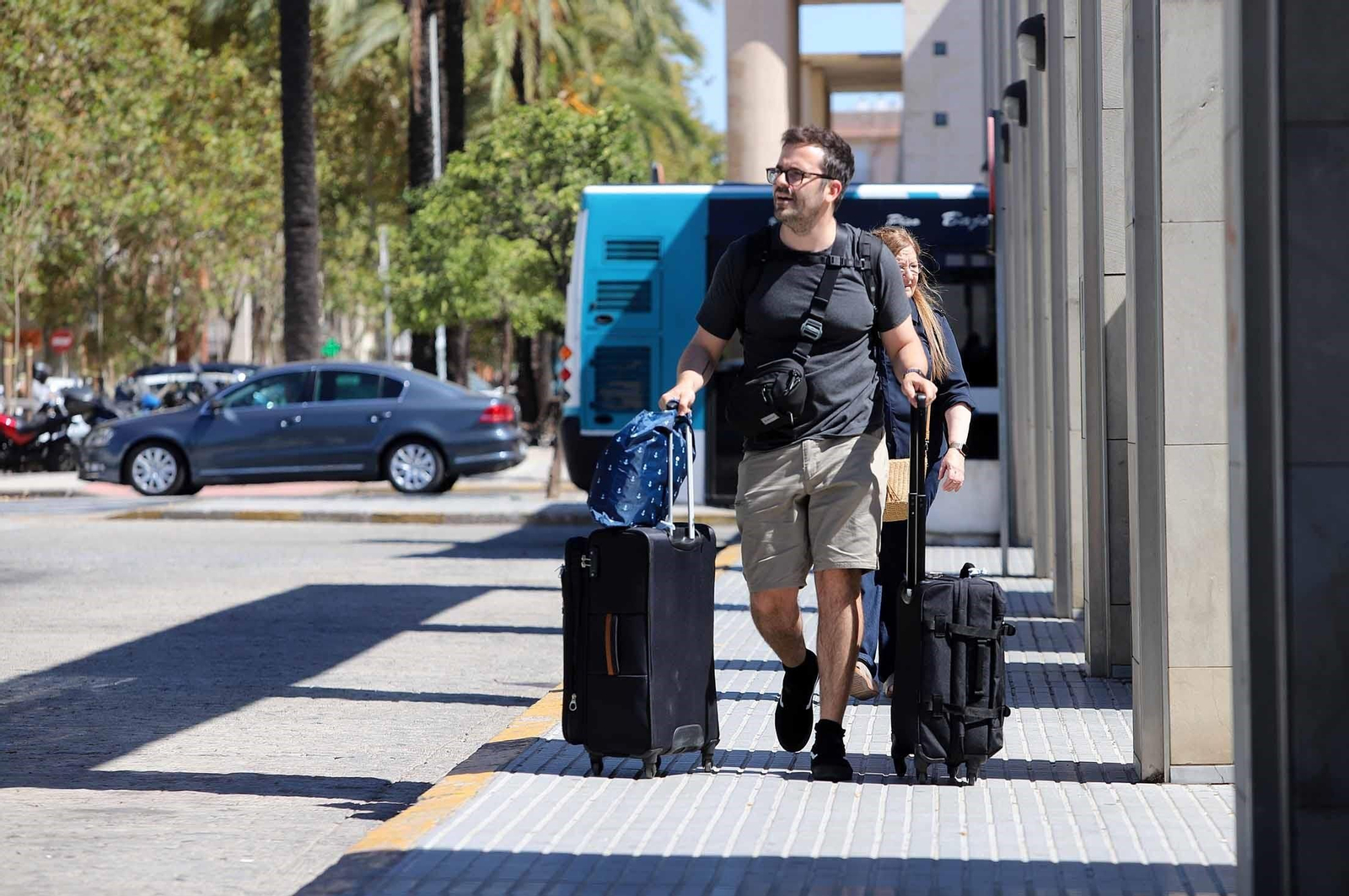 Una persona camina con las maletas a su llegada a Huelva. Una persona camina con las maletas a su llegada a Huelva.