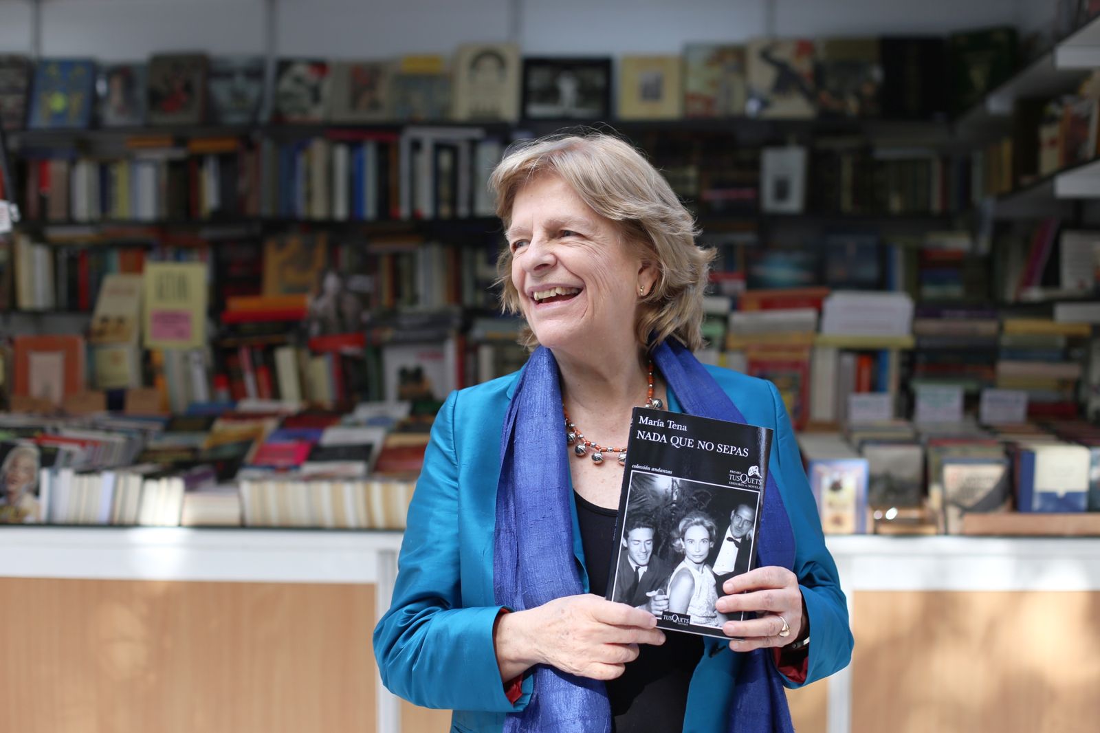La escritora María Tena posa con su libro 'Nada que no sepas'.
