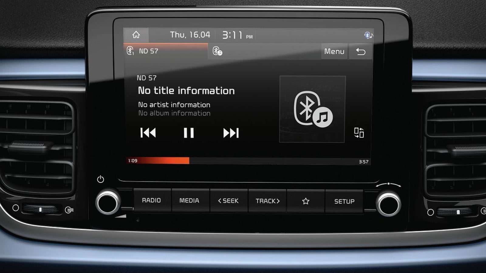 La pantalla de 8" soporta el uso táctil y responde también a la voz. Puede conectarse con dos teléfonos móviles.