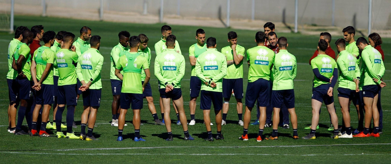 Reunión previa con Diego Martínez durante la sesión de entrenamiento. Reunión previa con Diego Martínez durante la sesión de entrenamiento.