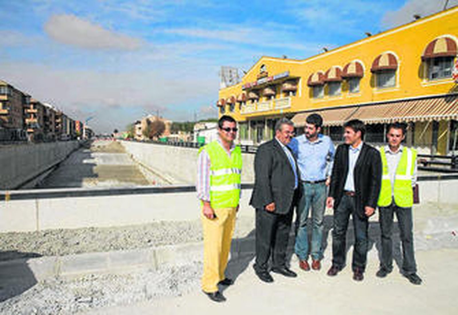 El delegado de Obras Públicas, segundo por la izquierda, durante la visita que realizó ayer a las obras.