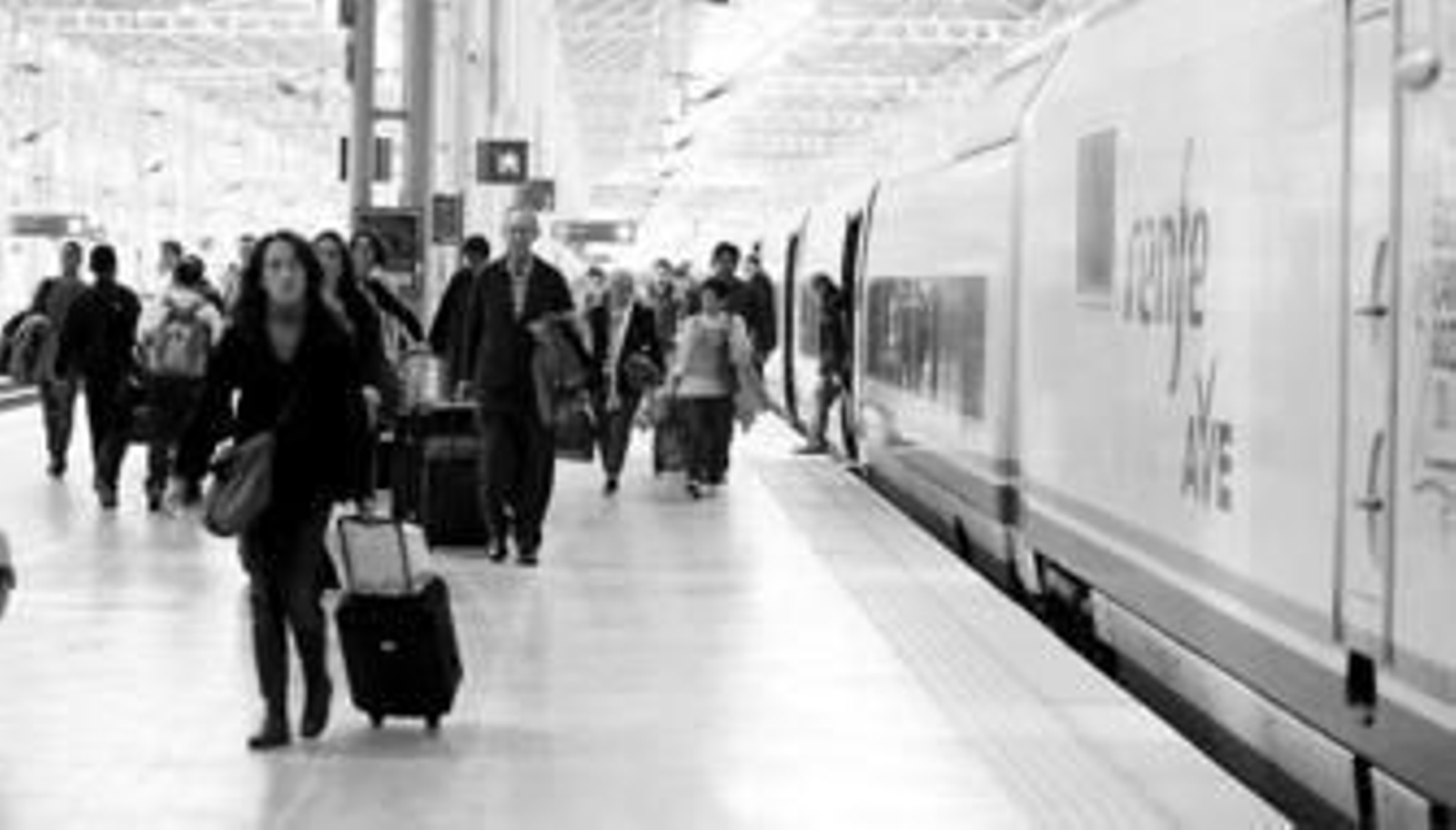 Viajeros llegando a la estación María Zambrano en un AVE.