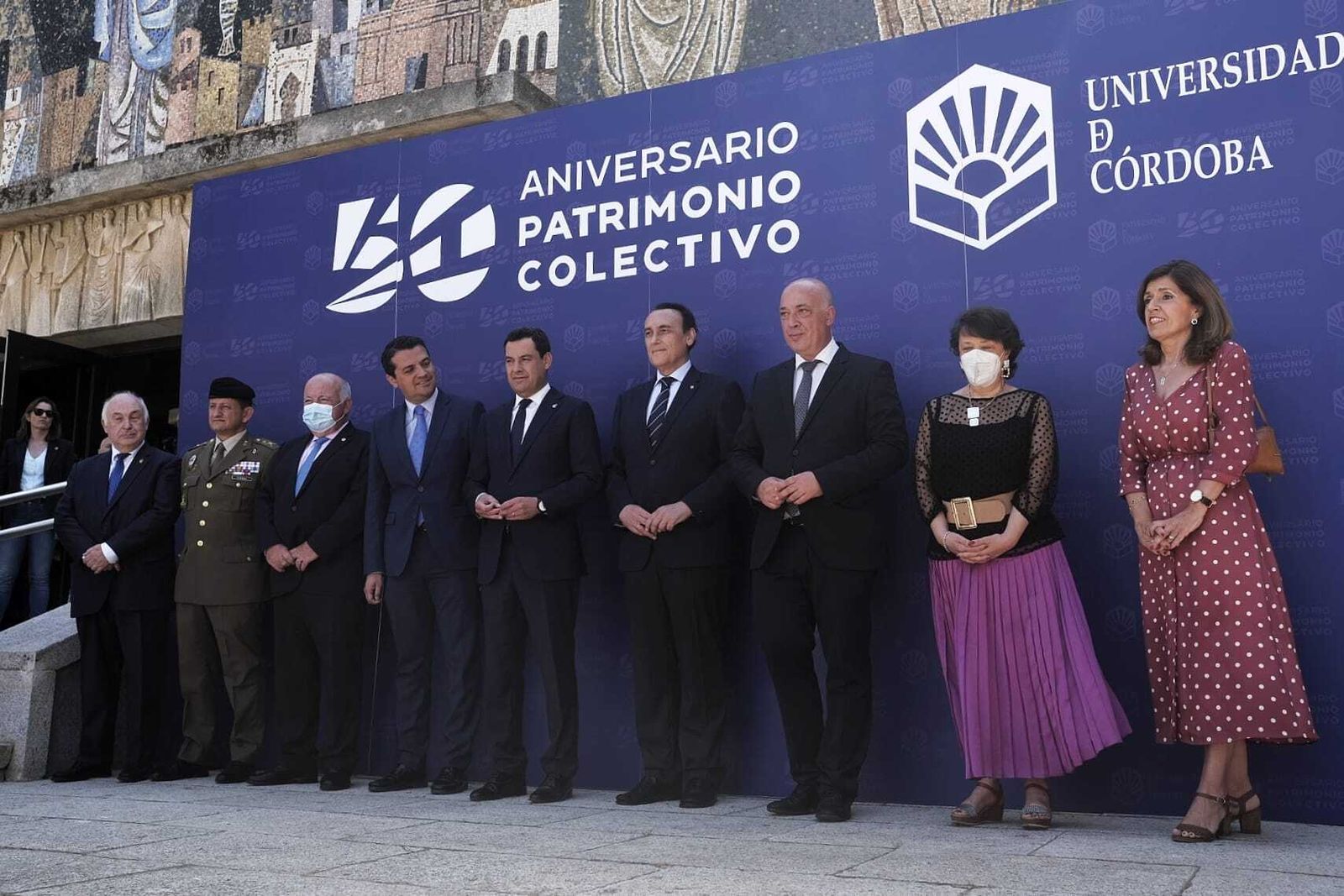 Juanma Moreno y José Carlos Gómez Villamandos, en el centro, en el 50 aniversario de la UCO.