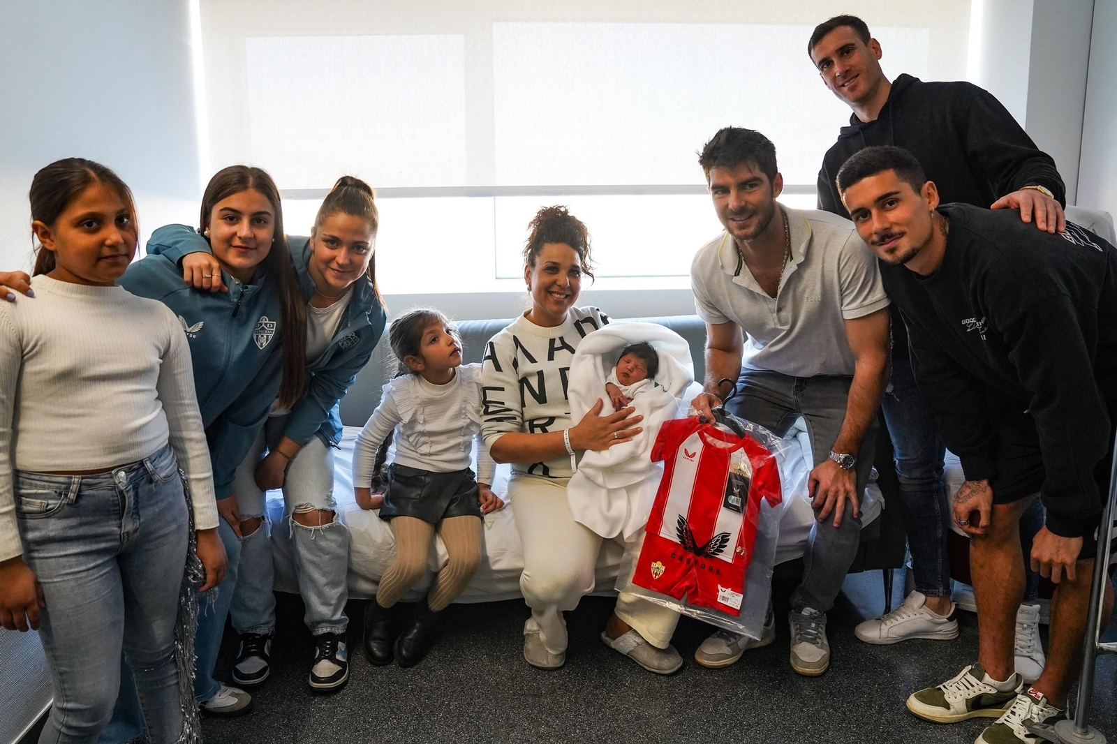 Imágenes de la tradicional visita del Almería a Torrecárdenas por Reyes