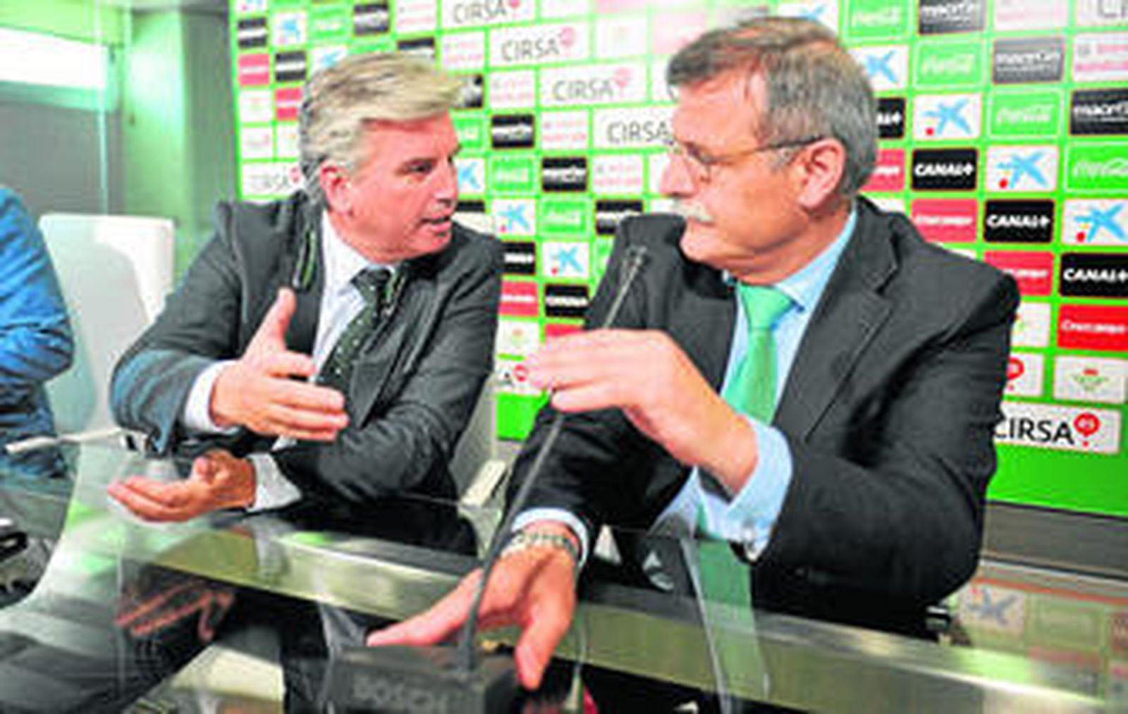 Miguel Guillén dialoga con José Antonio Bosch durante la rueda de prensa de ayer.