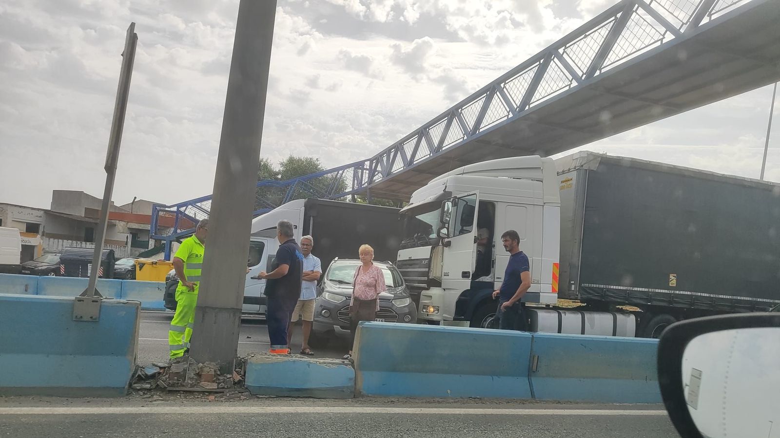 Un choque entre un coche y un camión en la A-7 a la salida de Algeciras provoca largas retenciones.