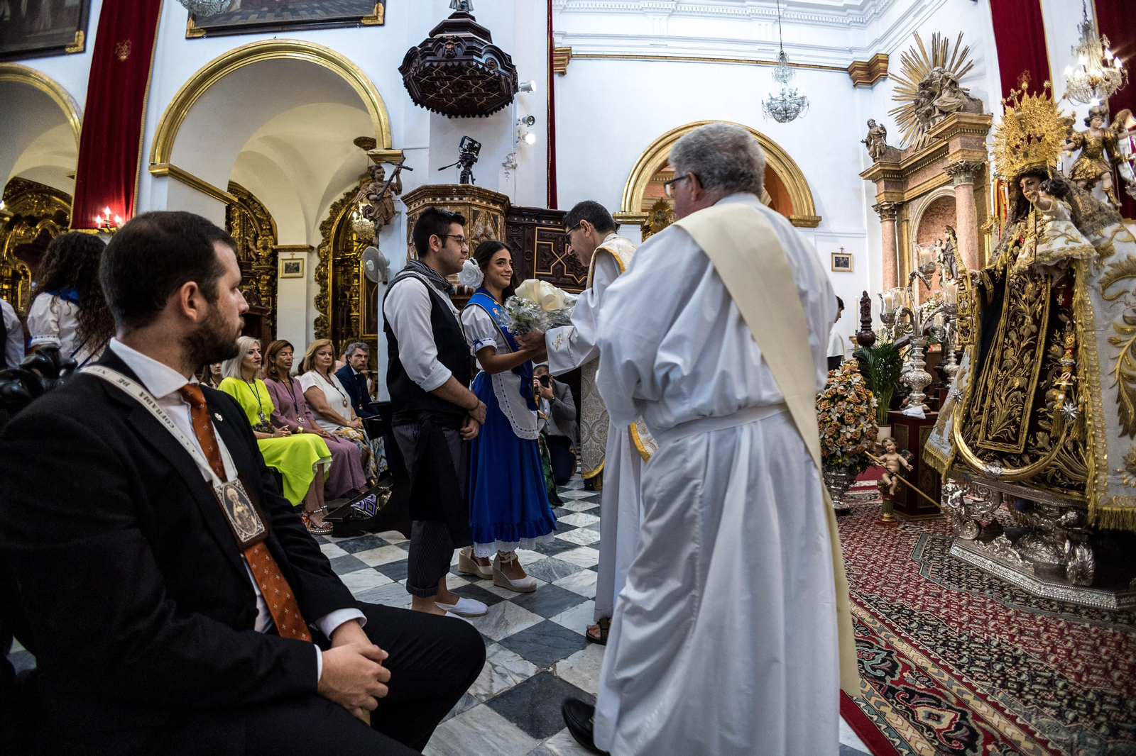 Las imágenes de la función y el besamanos a la Virgen del Carmen en San Fernando