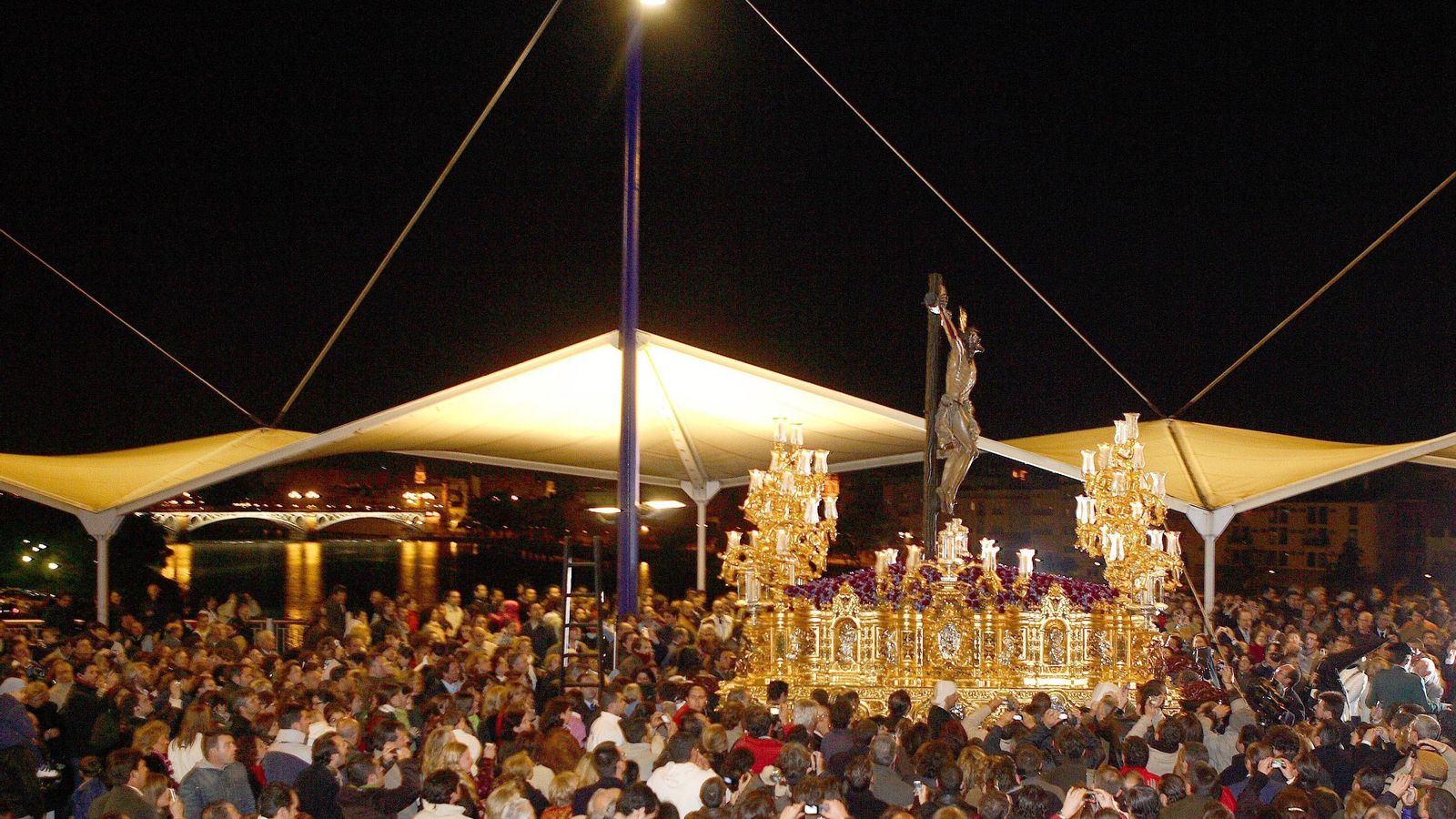 El Cachorro por el puente que lleva su nombre en la Semana Santa de 2007.