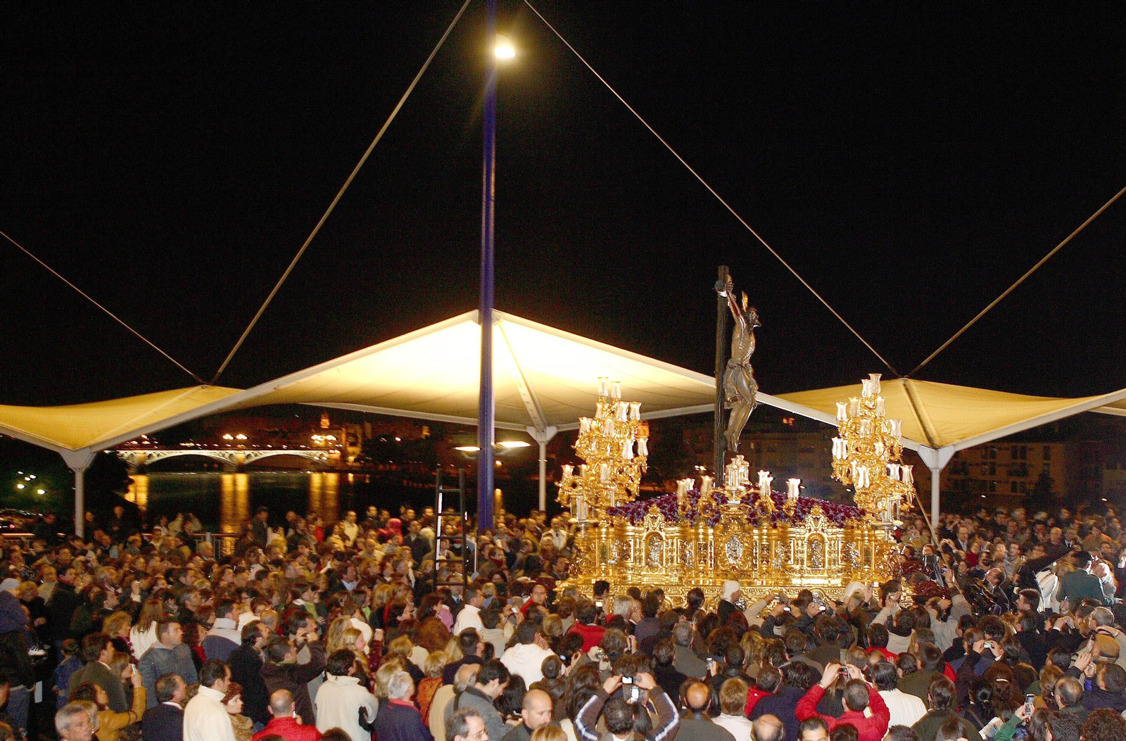 El Cachorro por el puente que lleva su nombre en la Semana Santa de 2007.