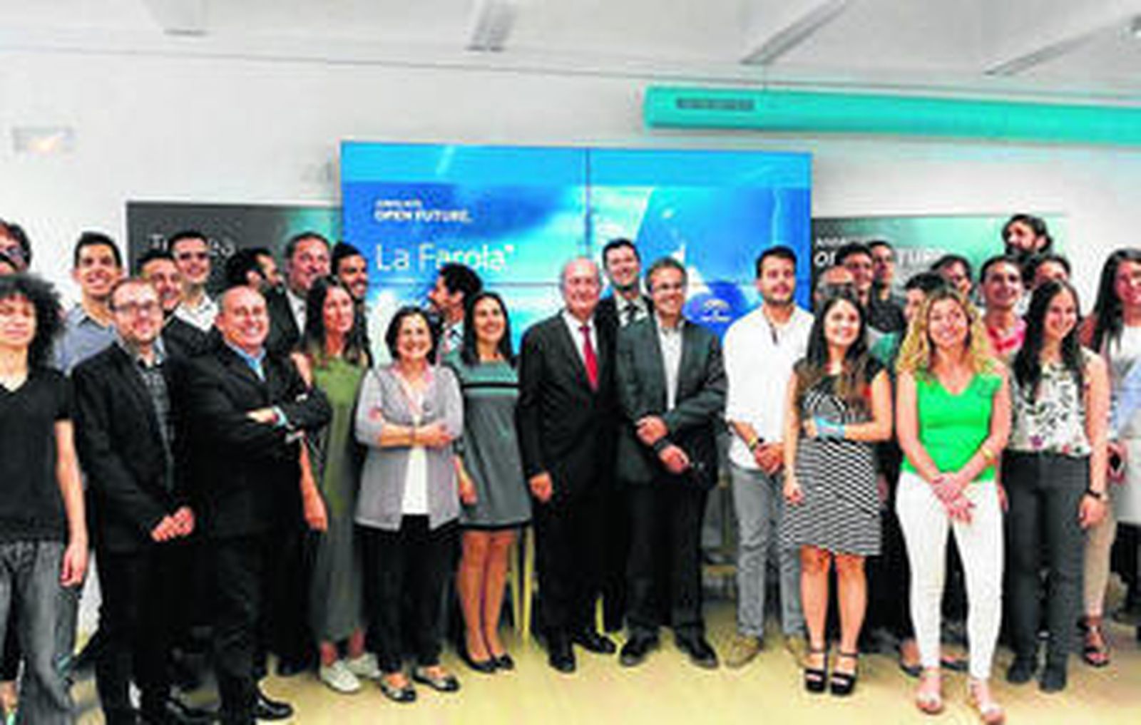 La directora del Territorio Sur de Telefónica, Mª Jesús Almazor, y el alcalde de Málaga, Francisco de la Torre, en La Farola.