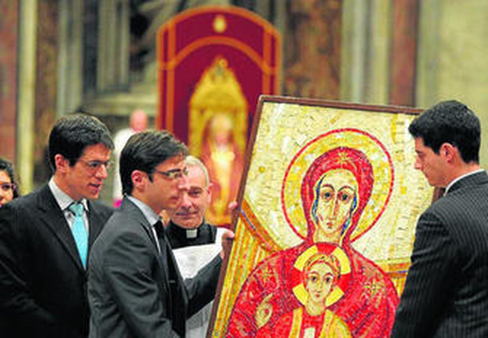 Varios jóvenes portan el icono de los Universitarios.