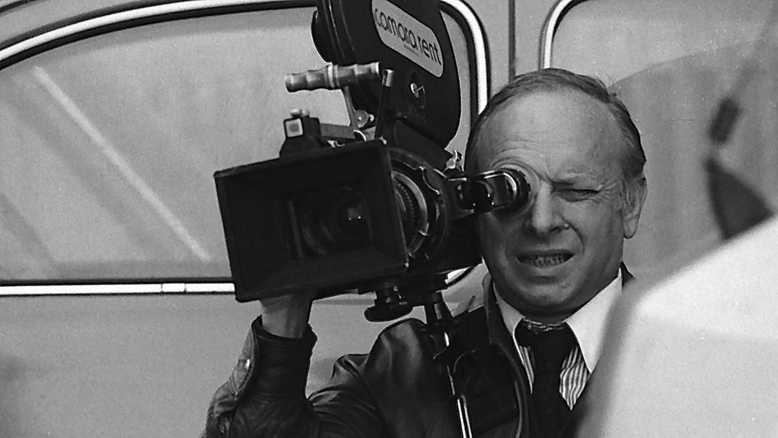 Summers, cámara en mano.