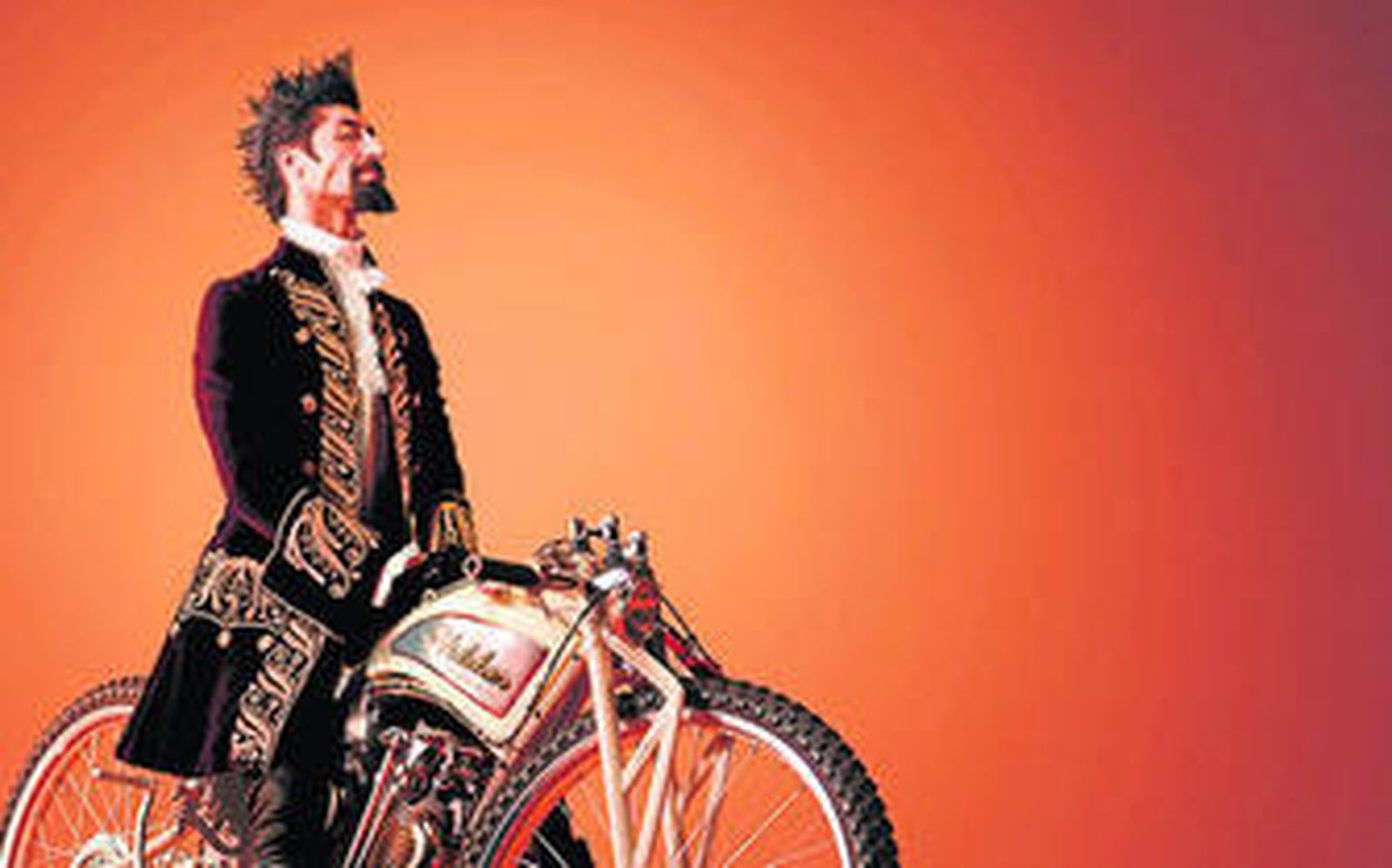 Paolo Henriques, a lomos de una valiosa moto sueca, en el anuncio de Loewe. A la derecha, en  su 'book' personal y, ya sonriente, en la prepración del spot.