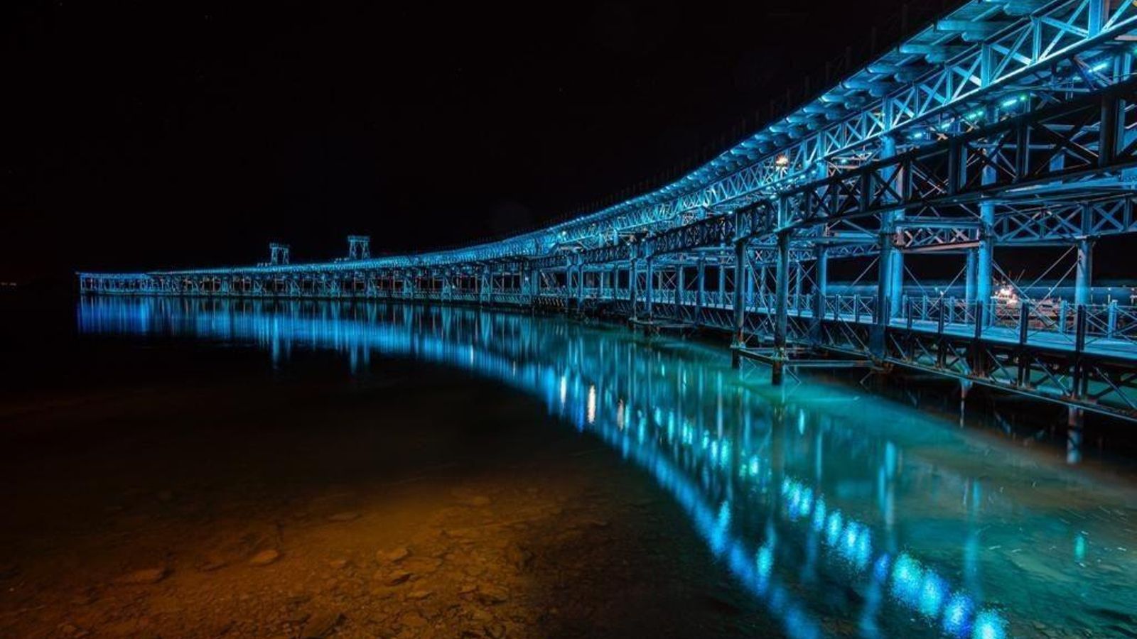 El muelle iluminado recientemente en el Día Internacional de las Personas Sordociegas.