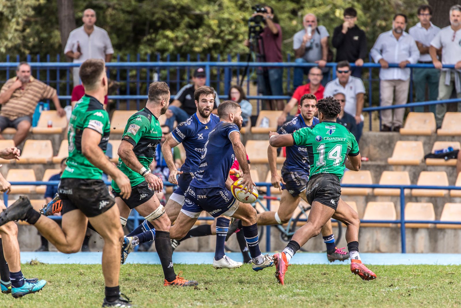 Un jugador del Ciencias avanza con el balón entre varios rivales.