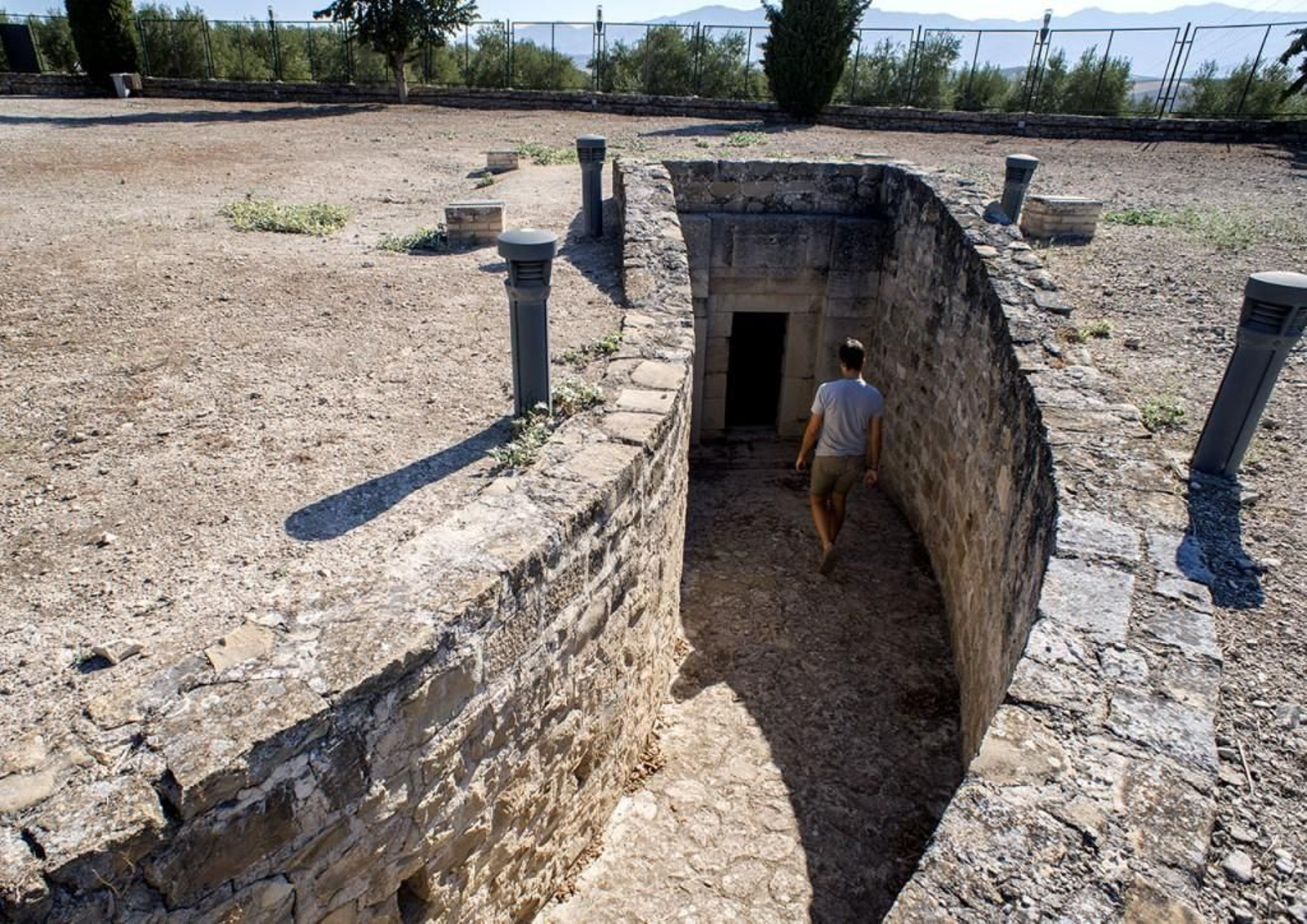 Entrada a las tumbas principescas en Peal de Becerro. tumbas principescas.jpg