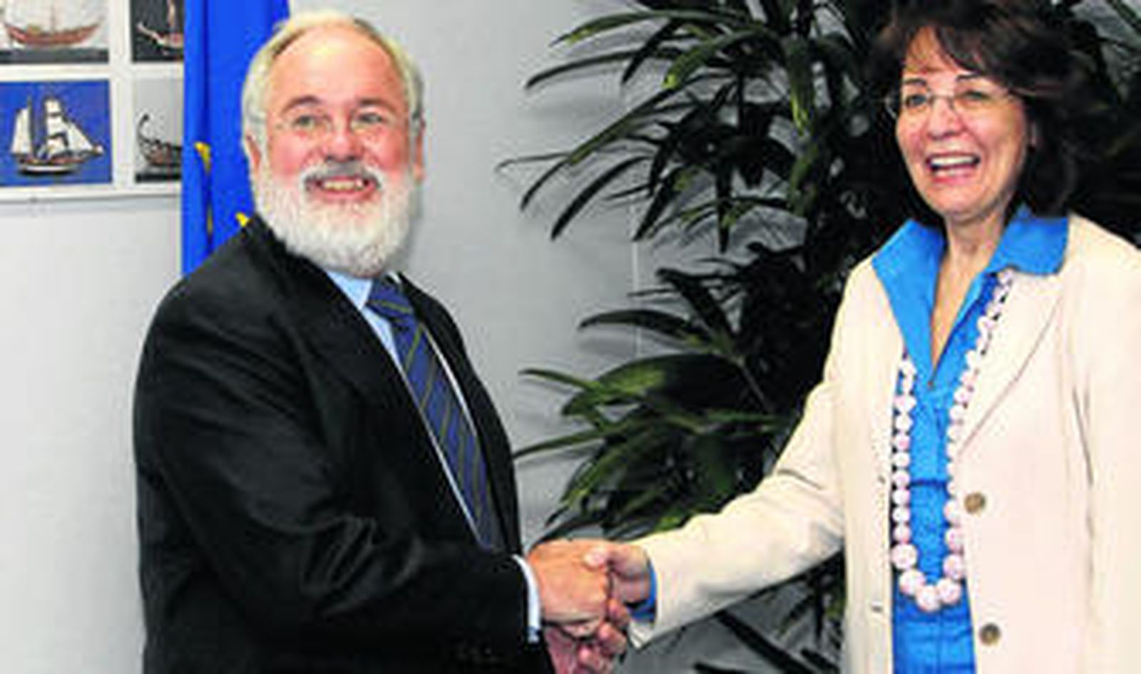 El ministro de Agricultura, Alimentación y Medio Ambiente, Miguel Arias Cañete, y la comisaria de Pesca, María Damanaki, ayer.